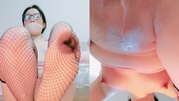 高跟网袜肥臀眼镜痴女淫叫不停,小黄瓜狂玩嫩穴,骑假屌猛操无毛骚逼!