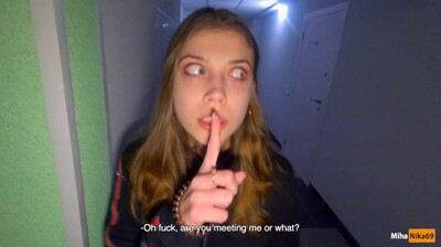 爸妈在家!楼梯偷情激战,内射爆满弄脏裤子,只能硬穿继续 POV 4K