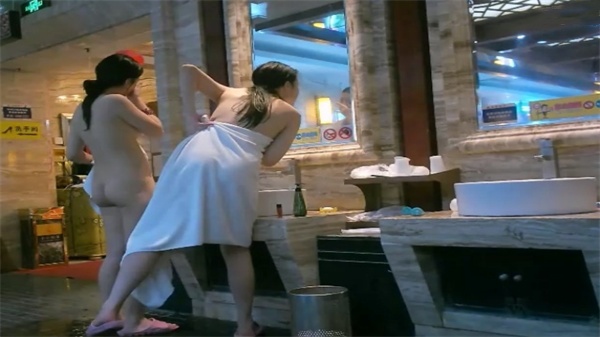 【温泉洗浴偷拍流出】女宾淋浴浸泡区内部无码曝光!美人入浴湿身诱惑,私密沐浴画面全记录!